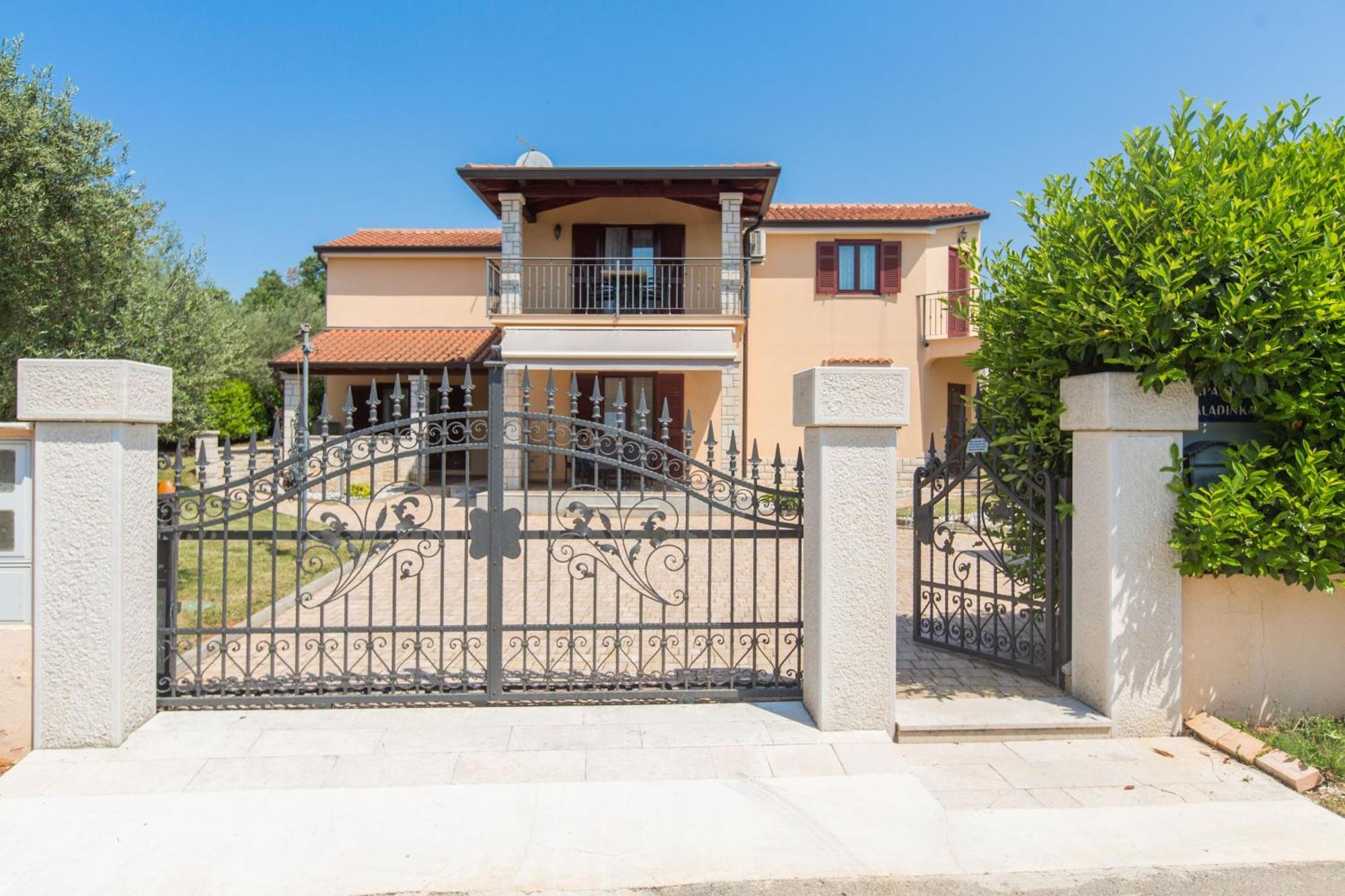 Strandnahe Marea Mit Pool Und Garten Apartment